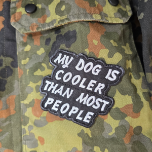 Remembrance Jacke mit Portraits der Hunde und coolen Statements und Designelementen